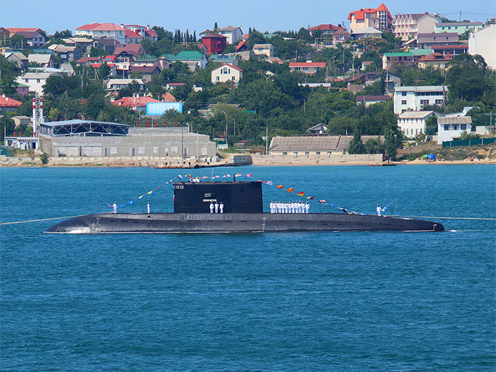Подводная лодка "Великий Новгород" в парадном строю в Севастопольской бухте