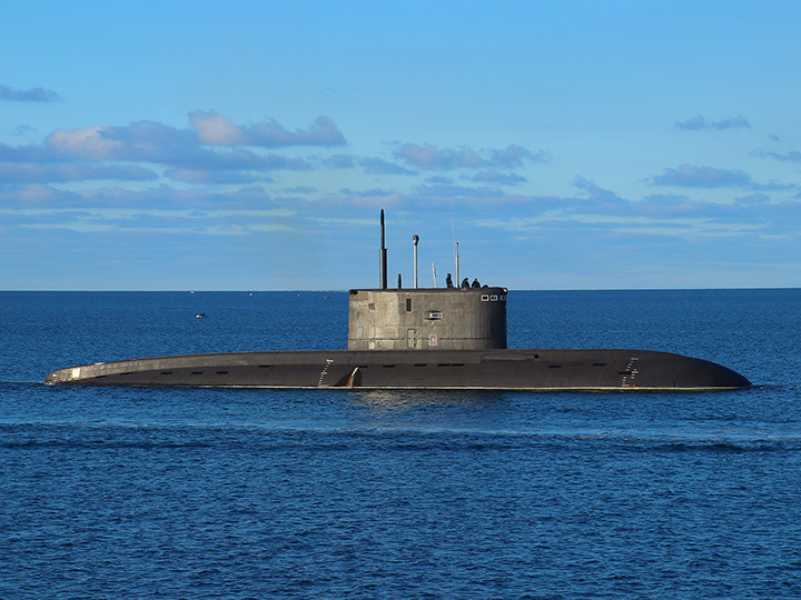Submarine Veliky Novgorod returns to Sevastopol Harbor after exercise 