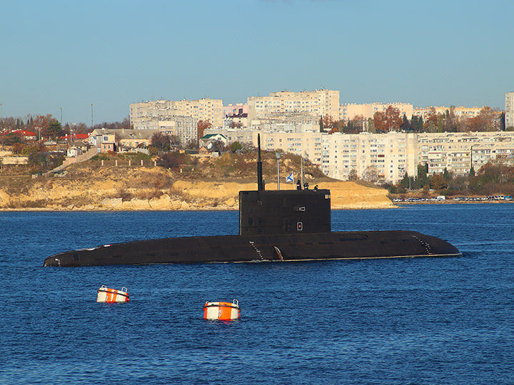 Submarine Veliky Novgorod returns to Sevastopol Harbor after exercise 