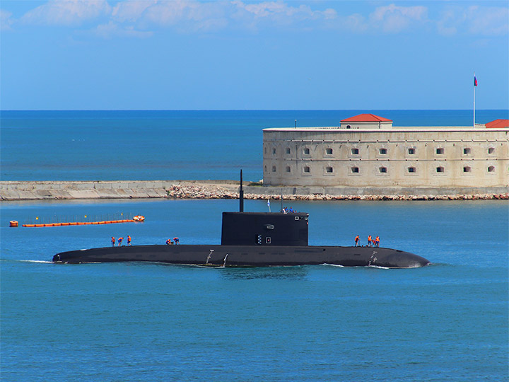Подводная лодка "Великий Новгород" на фоне Константиновской батареи в Севастополе