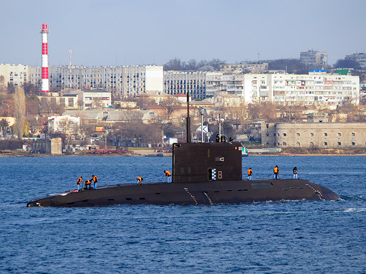 Подводная лодка "Колпино" заходит в Севастопольскую бухту