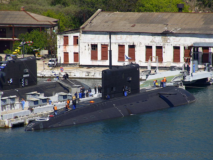 Подводная лодка "Колпино" у причала в Южной бухте Севастополя