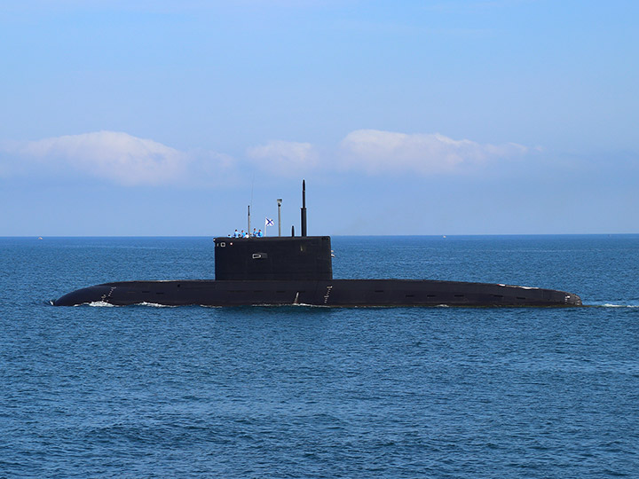 Подводная лодка "Колпино" ЧФ РФ выходит в море
