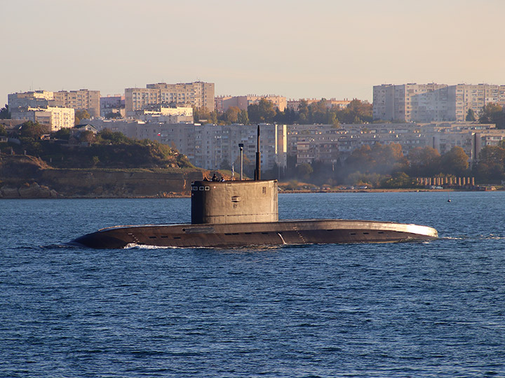 Подводная лодка "Колпино" на ходу в Севастопольской бухте