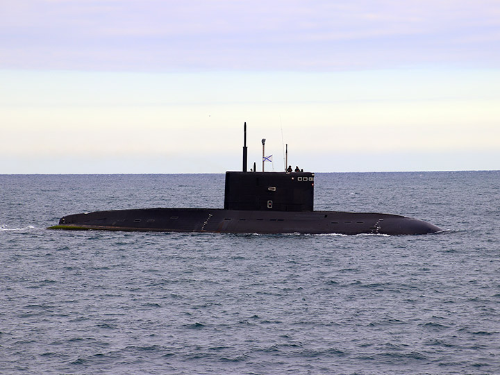 Подводная лодка "Колпино" Черноморского флота на ходу