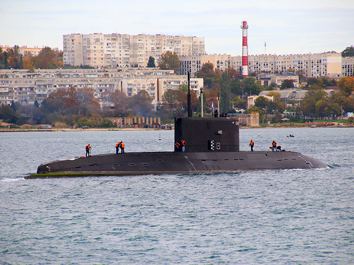 Подводная лодка "Колпино" Черноморского флота в Севастопольской бухте