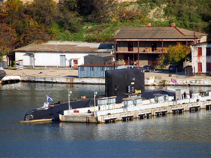 Подводная лодка "Колпино" Черноморского флота у причала