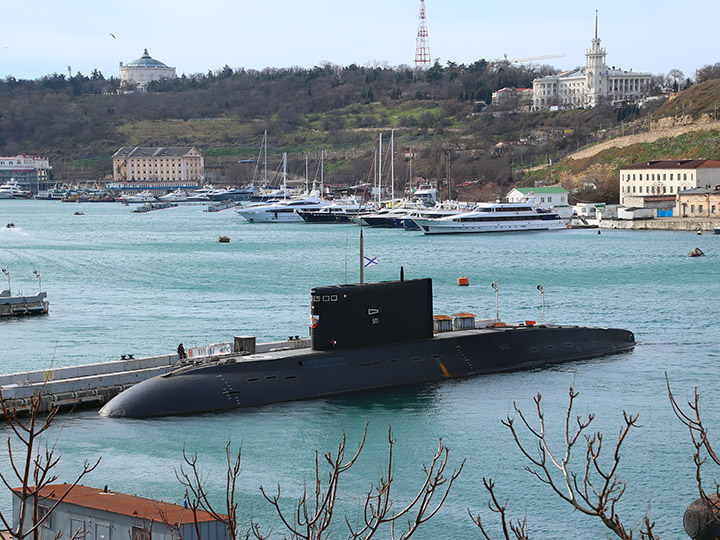 Подводная лодка "Колпино" у причала в Южной бухте, Севастополь