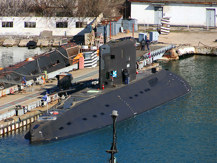 Подводная лодка "Колпино" у причала в Южной бухте Севастополя