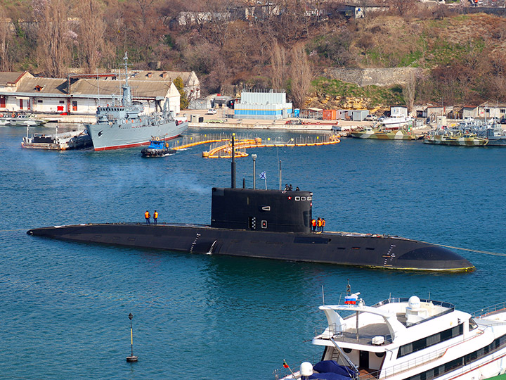 Подводная лодка "Колпино" Черноморского флота России в Севастополе