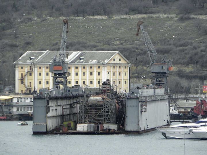 Подводная лодка "Б-380" Черноморского Флота на ремонте 