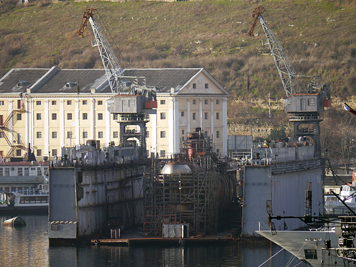 Подводная лодка "Б-380" в плавучем доке "ПД-16"