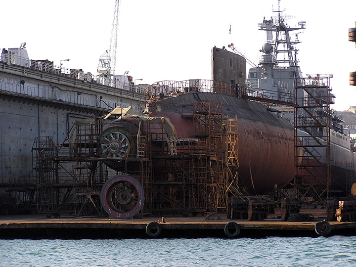 Подводная лодка "Алроса" в плавучем доке 