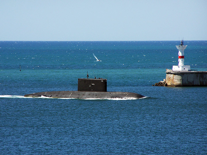 Подводная лодка "Алроса" заходит в Севастопольскую бухту