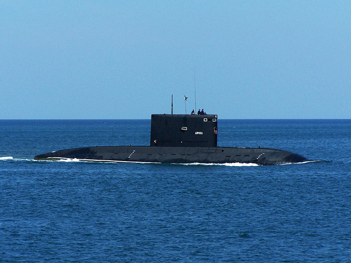 Подводная лодка "Алроса" на ходу