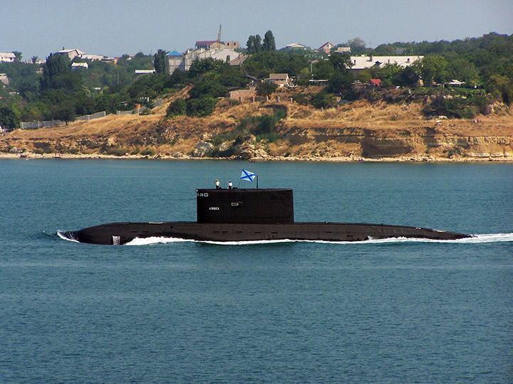 Подводная лодка "Алроса" на репетиции Дня ВМФ в Севастополе