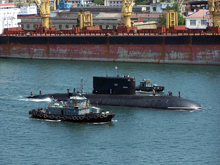 Подводная лодка "Алроса" с буксирами в Южной бухте Севастополя