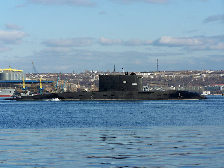 Подводная лодка "Алроса" на ходу в Севастопольской бухте