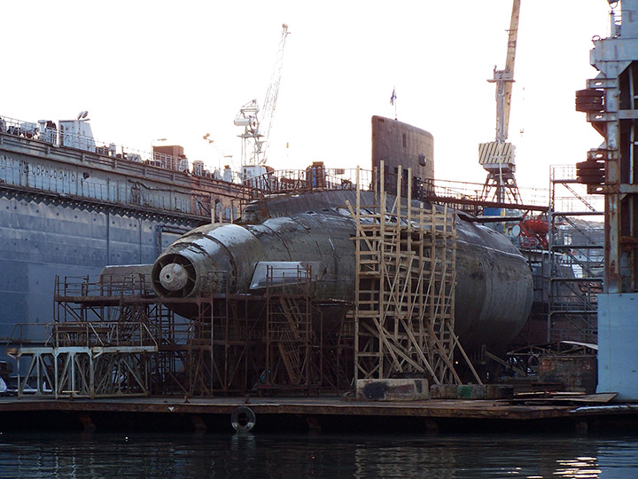 Подводная лодка "Алроса" на доковании в плавучем доке ПД-30