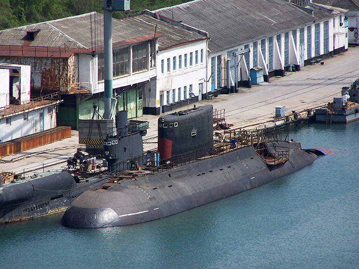 Подводная лодка "Алроса" в Килен-бухте Севастополя