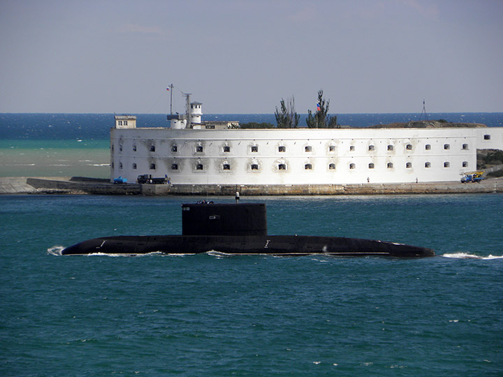 Подводная лодка "Алроса" на фоне Константиновской батареи, Севастополь