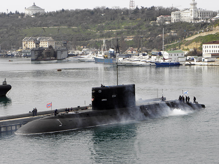 Подводная лодка "Алроса" в Южной бухте Севастополя