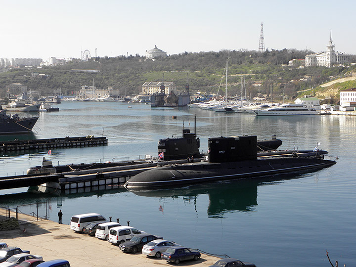 Подводные лодки "Запорожье" и "Алроса" в Южной бухте Севастополя