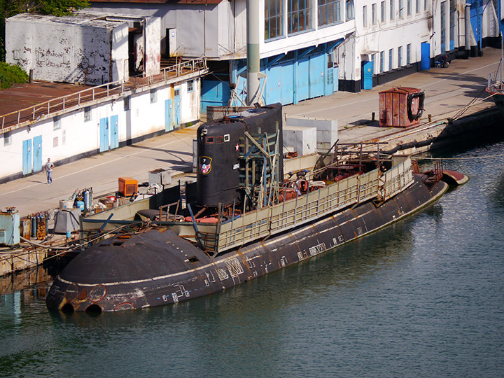 Подводная лодка "Алроса" на 13-м судоремонтном заводе, Севастополь