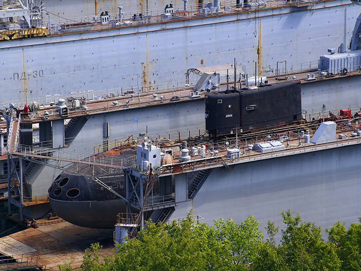 Подводная лодка "Алроса" в плавучем доке "ПД-88", Севастополь