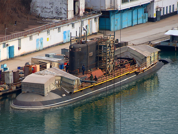 Submarine Alrosa into the Kilen Harbor in Sevastopol