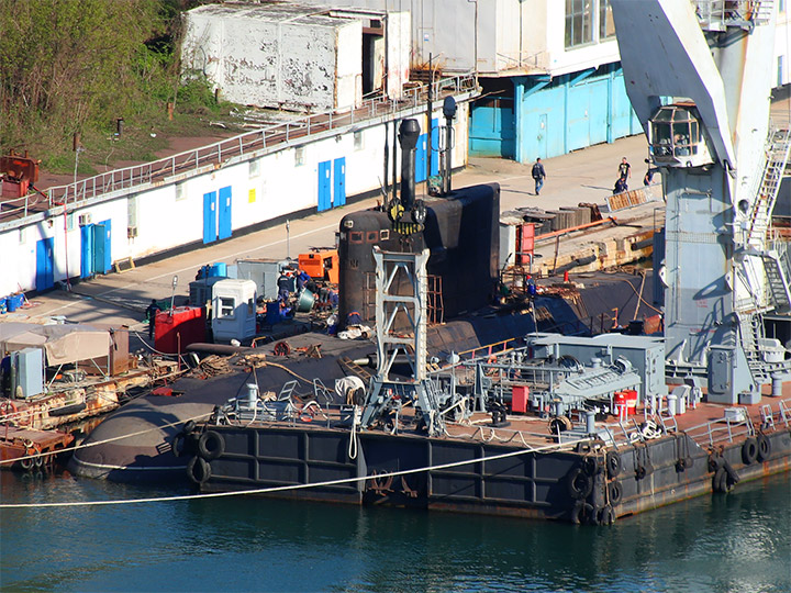 Submarine Alrosa and the floating crane in Sevastopol