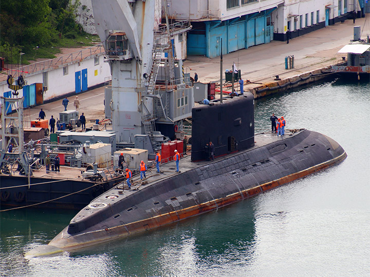 Submarine Alrosa and its mooring crew on deck