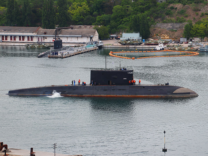 Подводная лодка "Алроса" ЧФ РФ на стенде