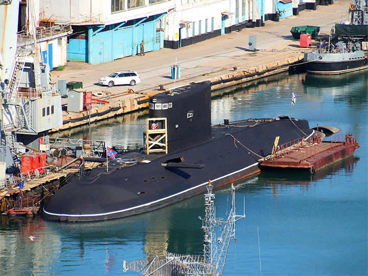 Подводная лодка "Алроса" ЧФ РФ на ремонте в Севастополе