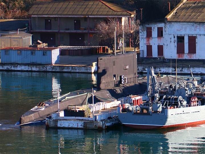 Подводная лодка "Алроса" Черноморского флота в Южной бухте Севастополя