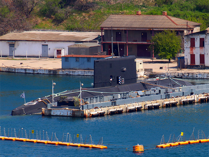 Подводная лодка "Алроса" Черноморского флота у причала, Севастополь