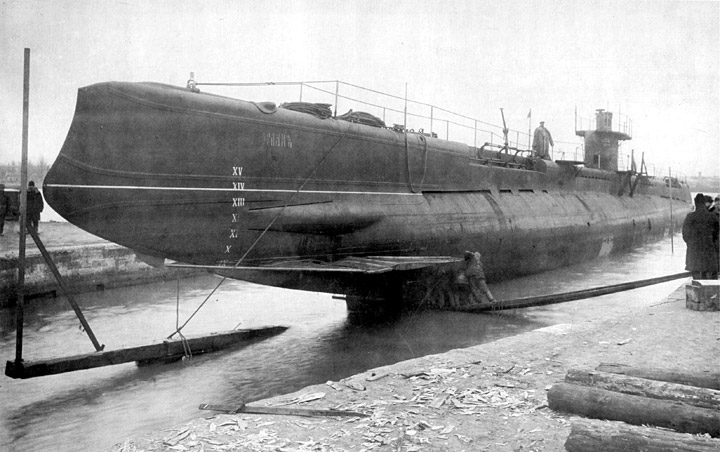 Подводная лодка "Орлан" перед спуском 