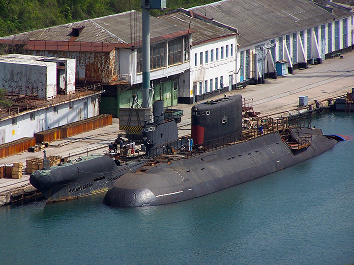 Плавучая зарядовая станция "ПЗС-50" и подводная лодка "Алроса" на СРЗ