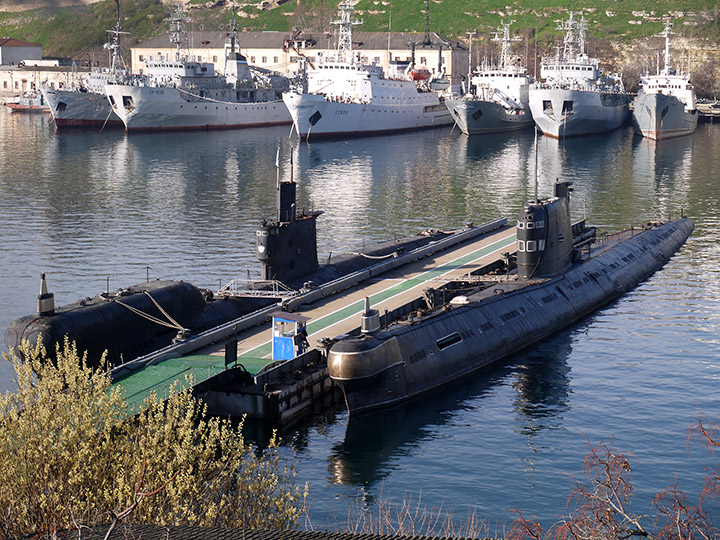 Плавучая зарядовая станция "ПЗС-50" и подводная лодка "Б-435" (экс-"Запорожье")