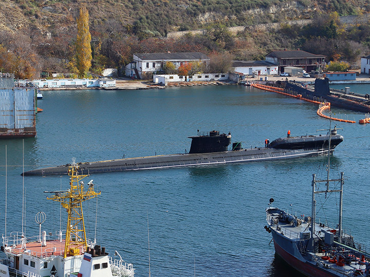 Буксировка подводной лодки С-49 после ремонта и музеефикации