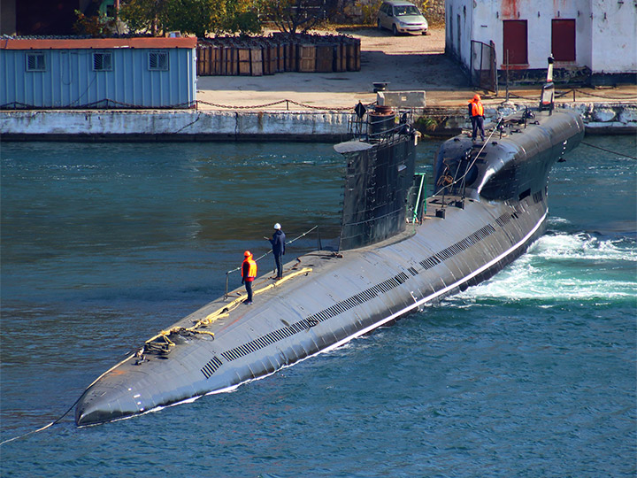 Подводная лодка С-49 после ремонта в Южной бухте Севастополя