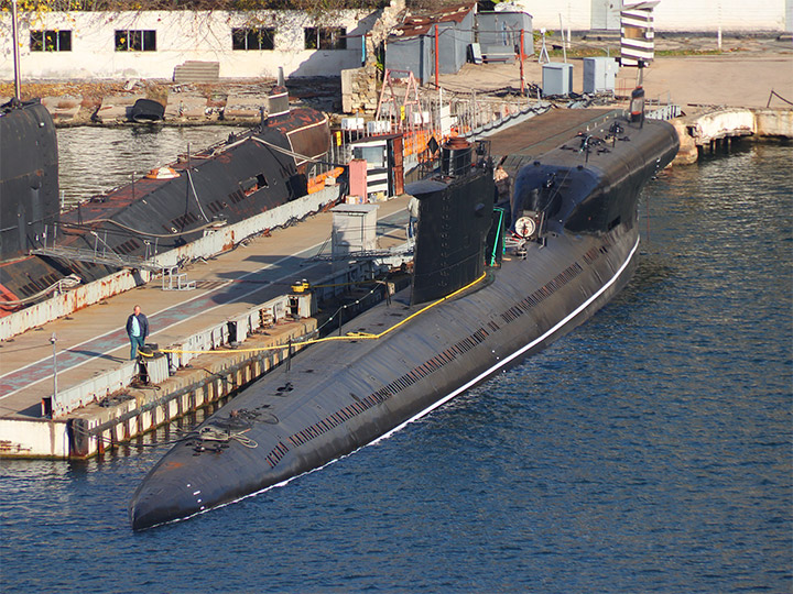 Подводная лодка С-49 у причала в Южной бухте Севастополя после ремонта и музеефикации