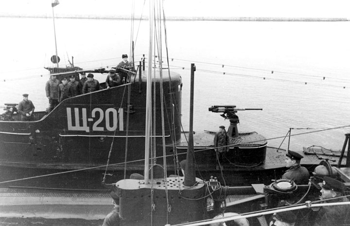Подводная лодка "Щ-201" Черноморского Флота швартуется к подлодке "Щ-202"
