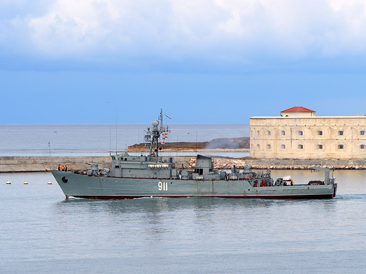 Морской тральщик "Иван Голубец" на фоне Константиновской батареи, Севастополь