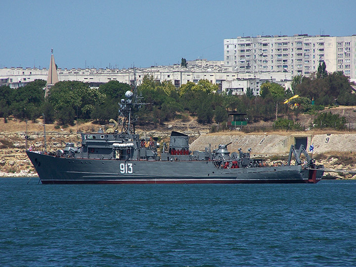 Морской тральщик "Ковровец" в Севастопольской бухте