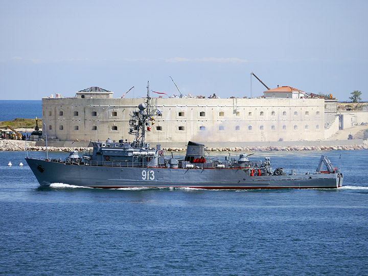 Морской тральщик "Ковровец" на фоне восстанавливаемой Константиновской батареи, Севастополь