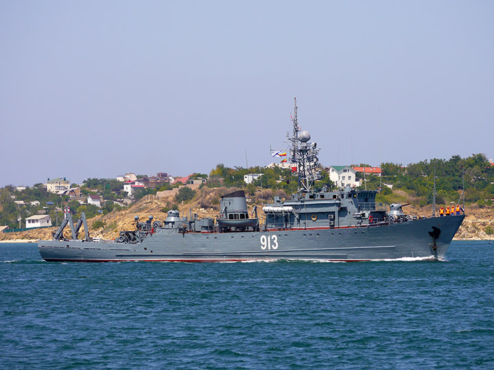 Морской тральщик "Ковровец" на ходу в Севастопольской бухте