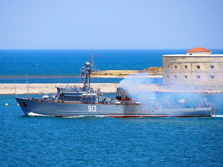 Seagoing Minesweeper Kovrovets leaving Sevastopol harbor