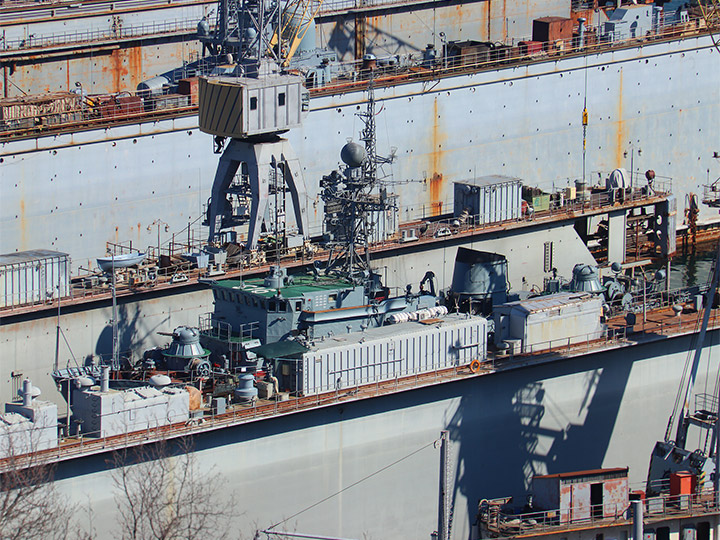 Seagoing Minesweeper Kovrovets into the PD-88 floating dock