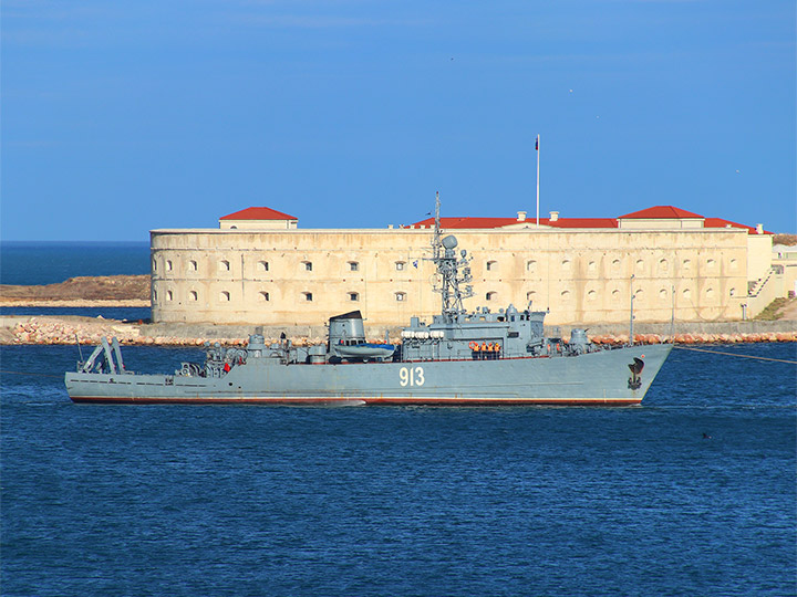 Seagoing Minesweeper Kovrovets and the Konstantin battery in Sevastopol